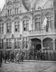 Albert I da Bélgica e o presidente francês Poincare se reúnem em Veurne, Bélgica, em 1º de novembro de 1914.