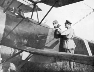 Albert I da Bélgica, saindo de avião para visitar as linhas do Yser, c1917