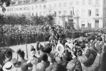 Albert I da Bélgica a caminho do parlamento, 1914