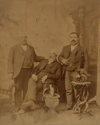 Impressão de albumina de três membros da família Boyd, 1890-1930.
