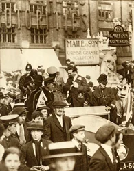 Alcock e Brown... após o primeiro voo transatlântico sem escalas, Londres, junho de 1919, 1935