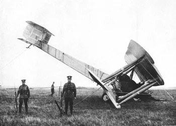 O avião de Alcock e Brown após concluir o primeiro voo transatlântico sem escalas, 1919