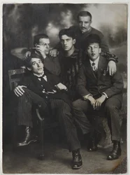 Alexei Kruchenykh, David Burliuk, Vladimir Mayakovsky, Nikolai Burliuk e Benedict Livshits, 1913.