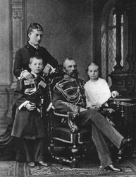 Alexandre II da Rússia e a Princesa Ekaterina Mikhailovna Yurievskaya com crianças, c. 1880.