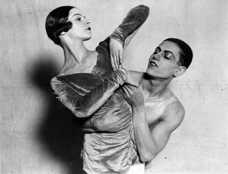 Alice Nikitina e Serge Lifar, bailarinos russos, 1924