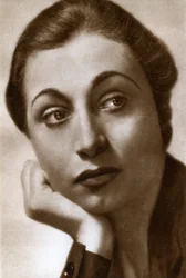 Aline MacMahon, atriz americana, 1933