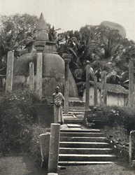 Ambatthala Dagoba em Mihintale, local de descanso das relíquias de Mahinda, construído em 275 aC BC, 1926