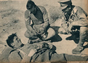 Homens de ambulância com um artilheiro antitanque ferido, c1942 1944