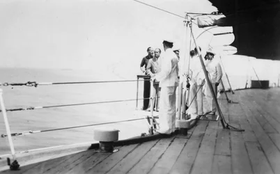 Ator e diretor de cinema americano Douglas Fairbanks, Sr a bordo do HMS Malaya, Veneza, Itália 1938