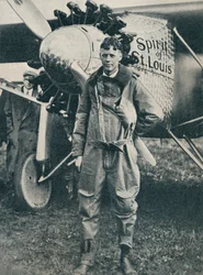 O aviador americano Charles Lindbergh e o seu avião, Spirit of St Louis, cerca de 1927, cerca de 1937