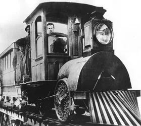 Inventor americano Thomas Alva Edison a bordo de uma ferrovia elétrica, 1892