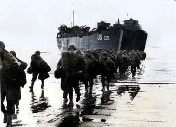 Tropas americanas desembarcam nas areias da Normandia, 1944