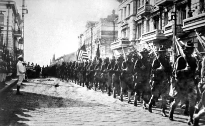 Tropas americanas desfilando em Vladivostok, Rússia, 1918
