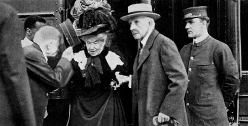 Magnata americano John D Rockefeller e sua esposa chegando em Cleveland, Ohio, 1912 1951