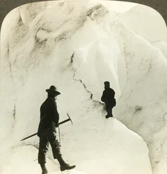 Entre montanhas e abismos de gelo - enormes fendas da geleira Brigsdal, - Noruega, c1905.