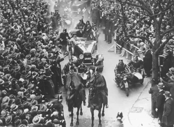 Amy Johnson sendo conduzida por ruas apinhadas, Melbourne
