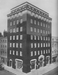 Um edifício inteiramente preto em Londres, realçado por uma gola branca semelhante a renda, cerca de 1935
