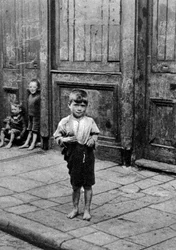 Uma criança do East End, Londres, 1926-1927