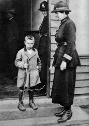 Uma criança do East End e uma policial, Londres, 1926-1927