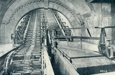 Uma escada rolante no curso da construção, 1922.