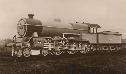 Um motor de passageiro expresso superaquecido LMS, 1927.