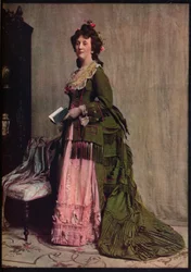 Um vestido da tarde de seda verde e rosa. Muito típico dos modos entre 1868 e 1878, c1913