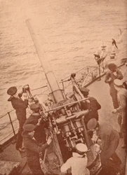 Uma arma antiaérea em ação em um navio de guerra britânico, c1917 1919