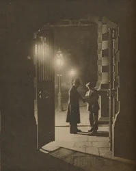 Um incidente no The Yard nas primeiras horas, c1935.