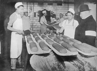 Um inspetor visitando uma padaria de Berlim, 1915.