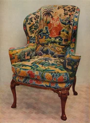 Poltrona estofada com asas, estrutura em nogueira esculpida e cobertura original de bordado em seda, c17