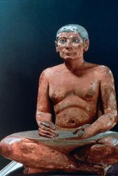 Figura egípcia antiga de um escriba sentado, do século 25 a 24 aC