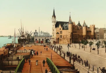 Antuérpia (Anvers). Vista sobre o castelo velho (Het Steen) para o porto. Por volta de 1900