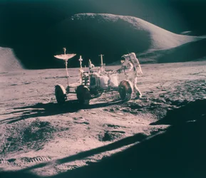 Astronauta da Apollo 15, James Irwin, com o Lunar Rover, agosto de 1971