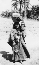 Mulher e criança árabes, 1917-1919