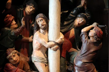 Arbois, Jura, França, le 31/8/2015 - Igreja de Saint-Hippolyte. O retábulo do século XV. Flagelação de Cristo.