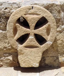 Detalhe da janela arquitectónica de uma igreja bizantina na área da Judeia e Samaria, Cisjordânia (pedra)