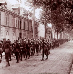 Tropas armadas, Chateau Thierry, França, c1914-c1918