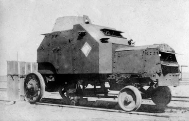 Carro blindado sobre trilhos, Bagdá, Iraque, 1917-1919