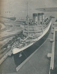 Chegada do forro RMS Cunard White Star Queen Mary na doca do rei George V, 1936