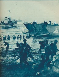 Como o sol apareceu no dia da invasão: com picareta e pá, o caminho está limpo, 1943-44