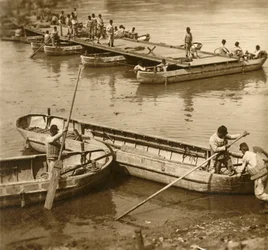 Montagem de uma ponte de pontão, c1914-c1918
