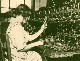 Montagem dos novos telefones automáticos prontos para distribuição aos assinantes, c1930.