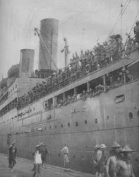 Em Cingapura, tropas indianas chegam para participar da defesa do grande porto-fortaleza, 1941.