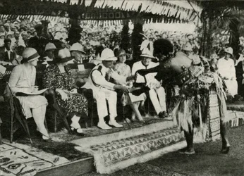 Em Suva, Fiji. Apresentando um dente de Tabua da baleia de esperma ... 1927, 1937.