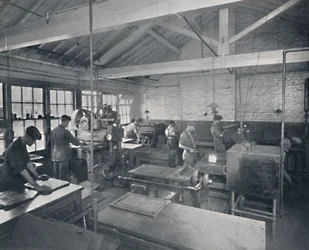 No trabalho na fundição. Fazendo Moldes de Cera das Páginas, 1917