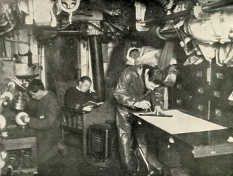 No fundo do mar. Na enfermaria de um submarino, 1919.