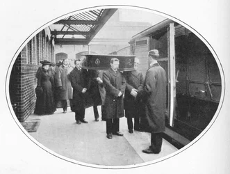 Na estação Necropolis Companys, Westminster Bridge Road, Londres, c1900 1903