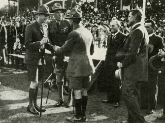 No desfile de escoteiros e guias, Adelaide, Austrália, 1927, 1937.