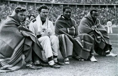 Atletas Frank Wykoff, Paul Hanni, Ralph Metcalfe e Jesse Owens, Jogos Olímpicos de Berlim, 1936