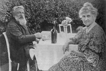 Auguste Rodin - Rodin e sua esposa em seu jardim em Meudon, c1925